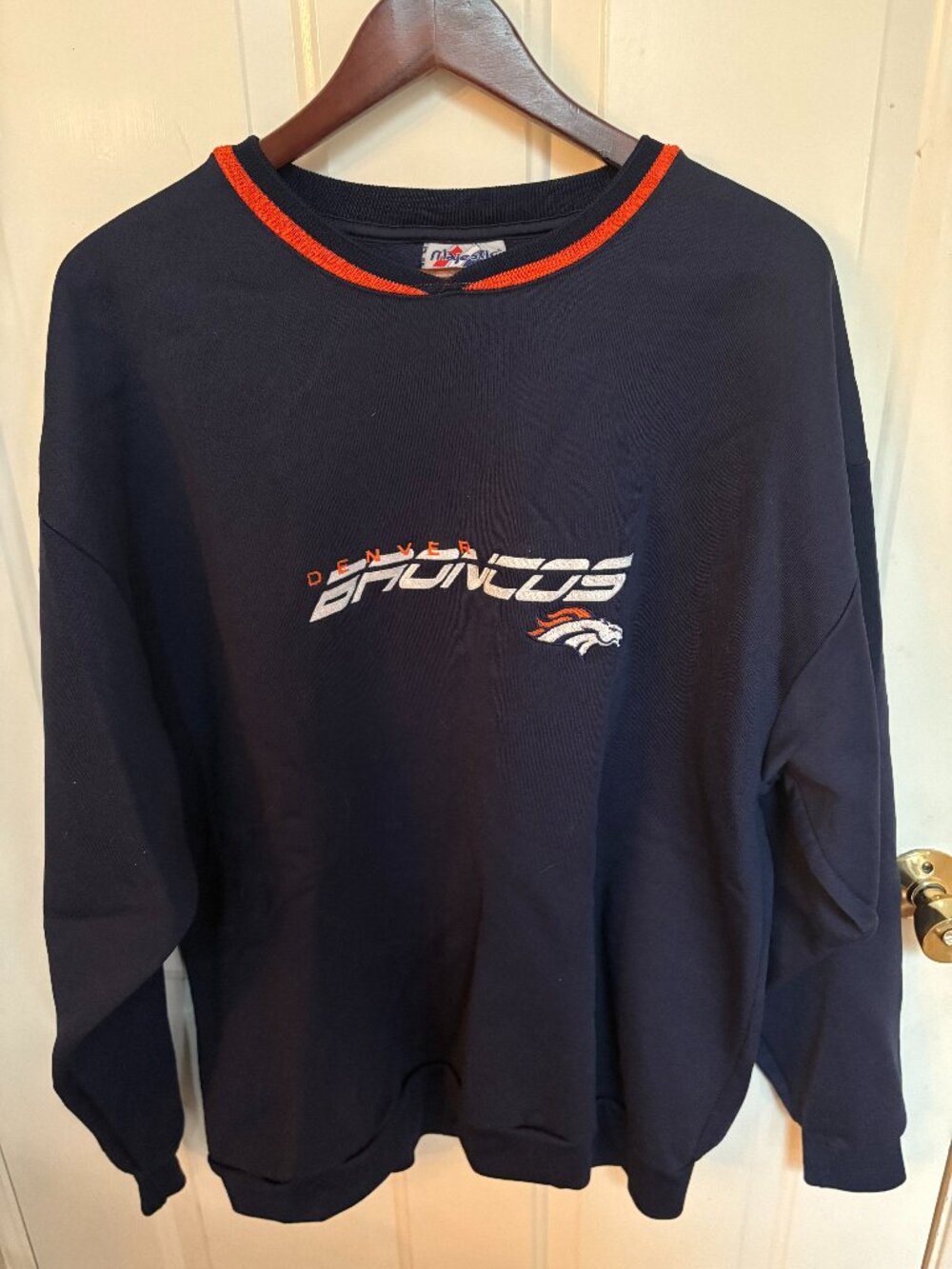 Denver Broncos Majestic Crewneck Sweatshirt - Size XL (Like New)